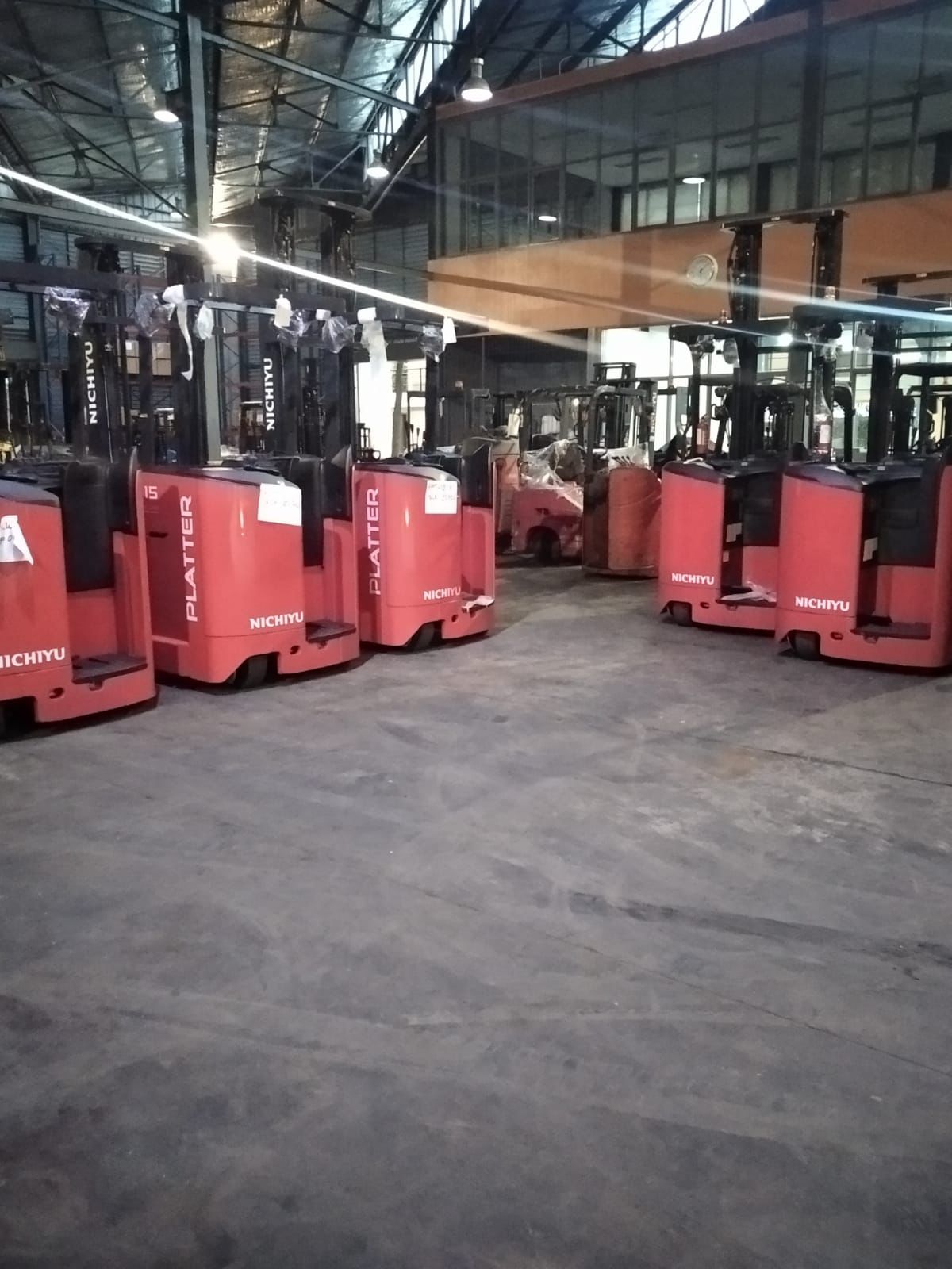 Forklift compact merah dalam barisan armada siap kirim