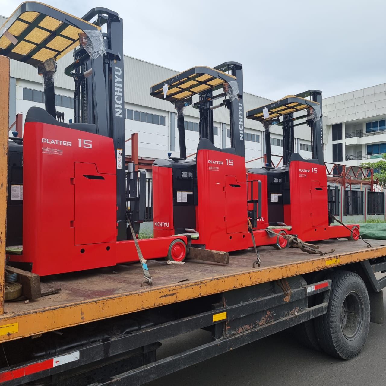 Unit forklift dengan tampilan depan di area gudang