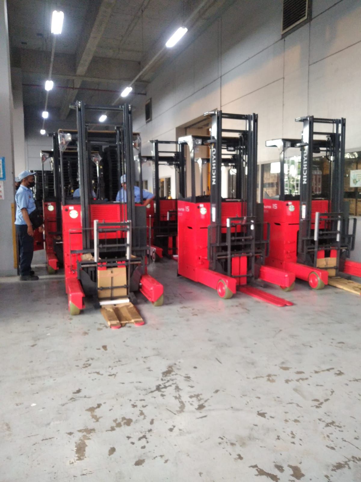 Forklift baris workshop dengan suasana industrial