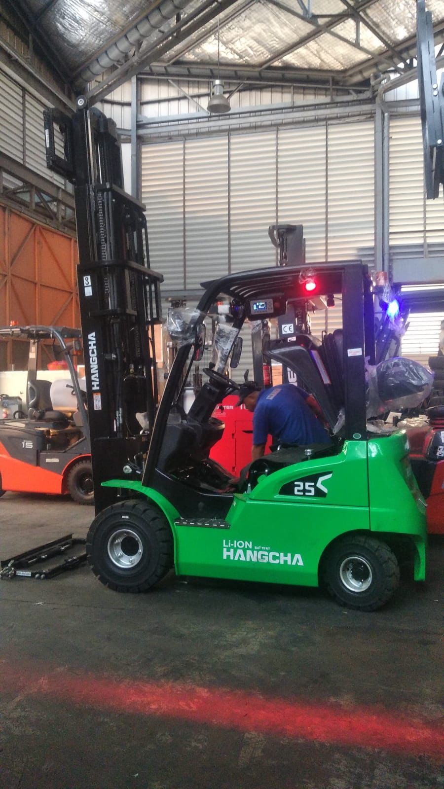 Forklift merah dengan komposisi vertikal untuk area indoor