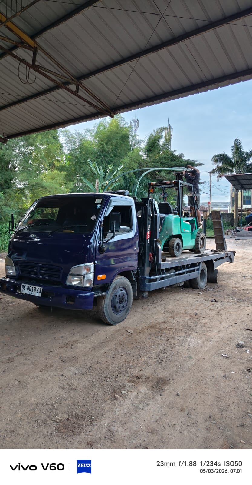 Unit forklift di atas mobil towing untuk pengiriman