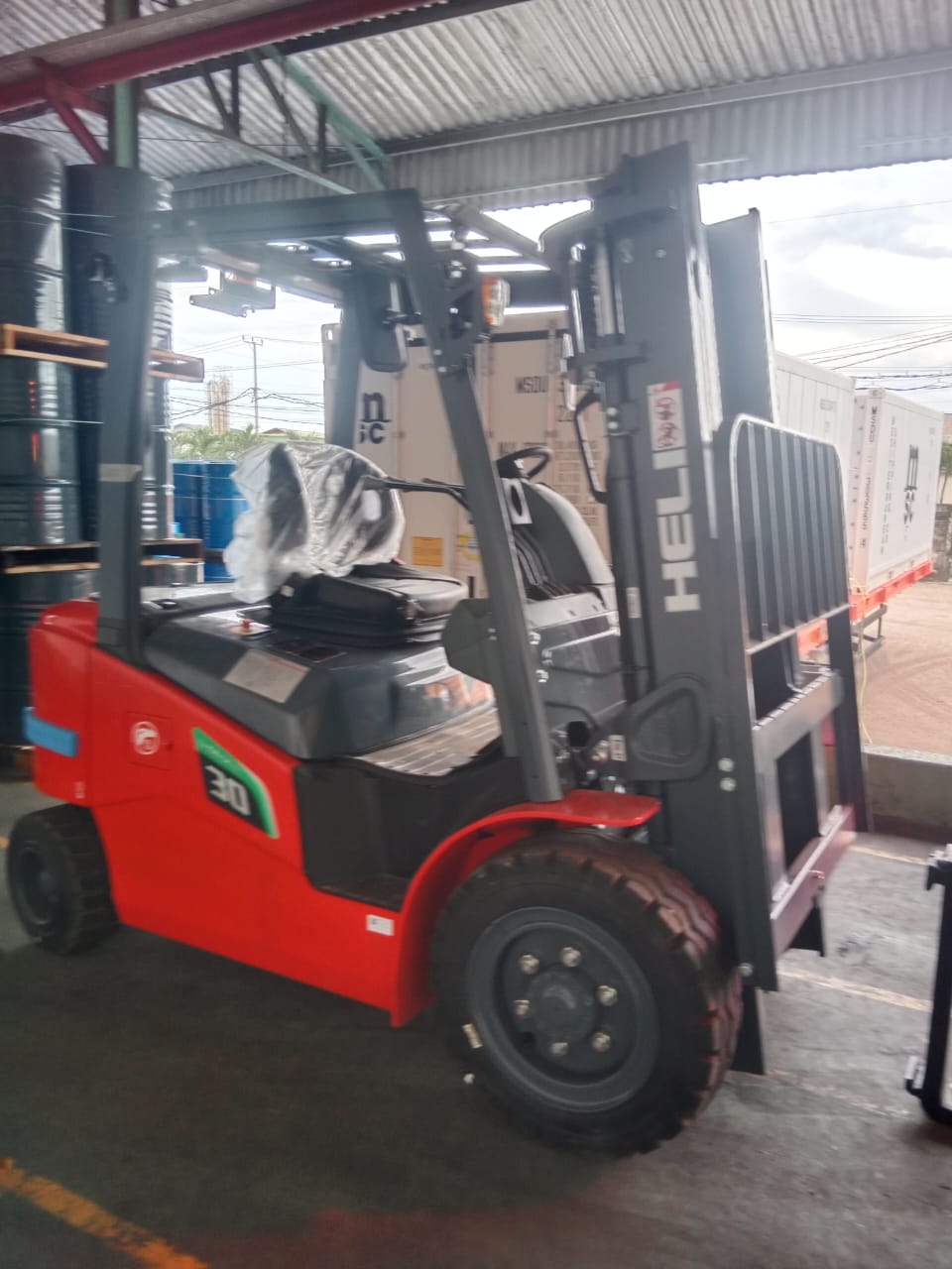 Forklift Heli merah siap operasional di area gudang