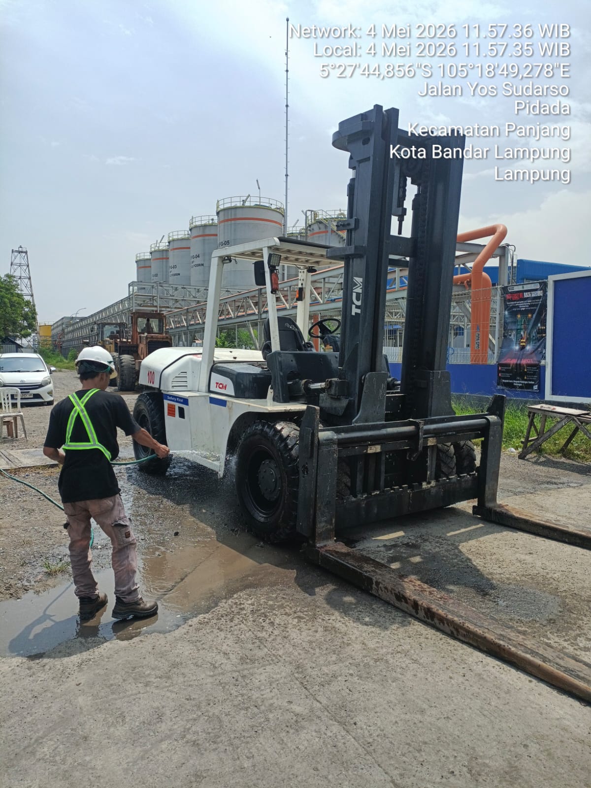 Forklift TCM putih di lokasi kerja lapangan Bandar Lampung