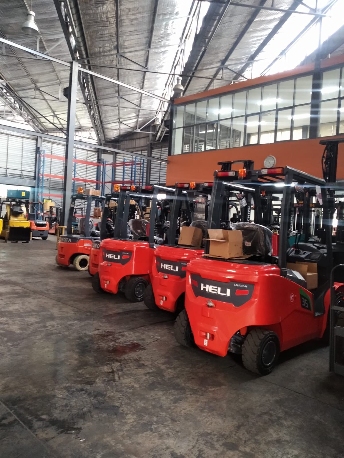 Forklift Heli merah dalam area workshop armada