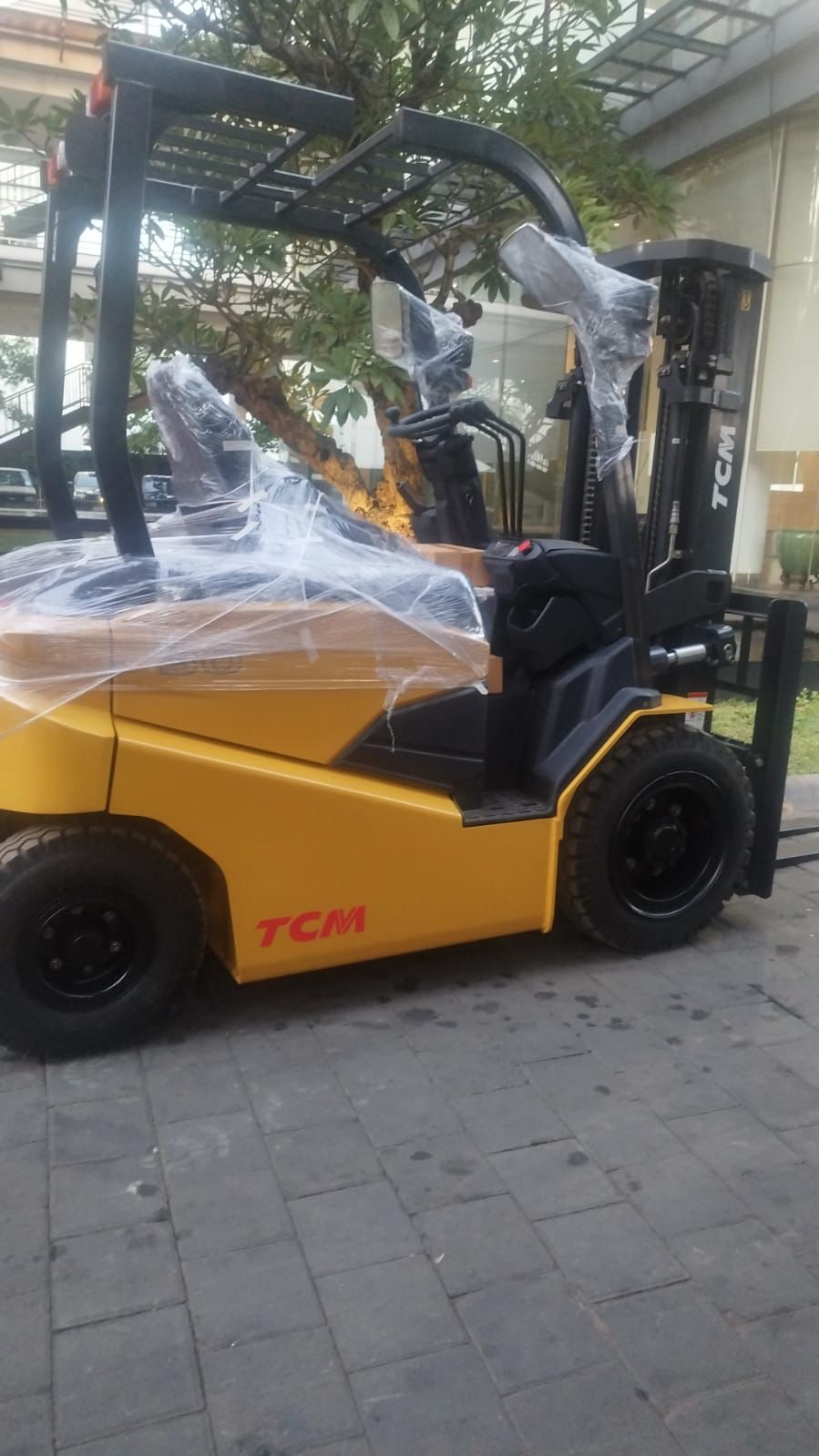 Forklift merah compact untuk area gudang